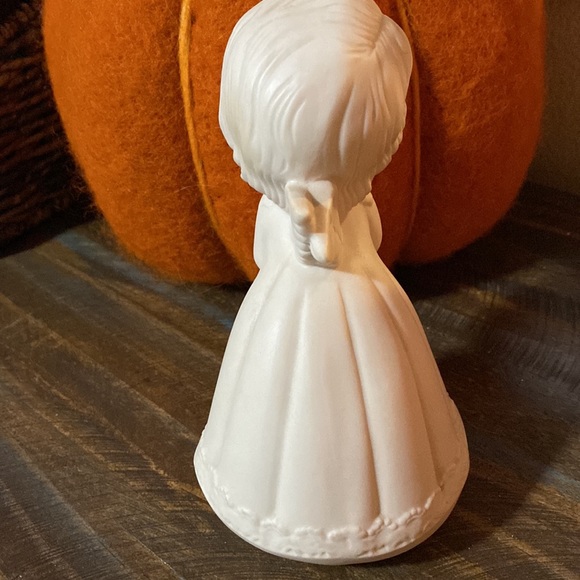 Adorable Ceramic Boy and Girl Kissing Angel Set - Picture 7 of 9